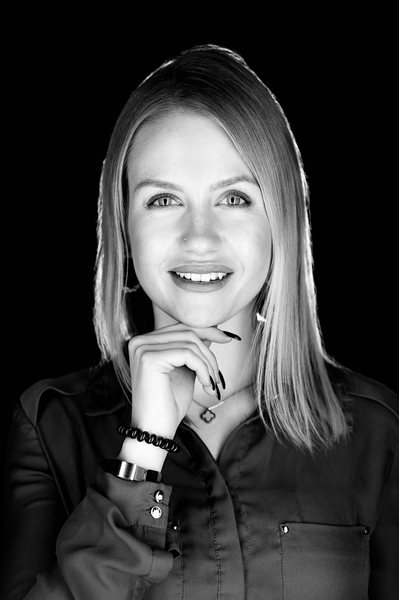 Export x3 Headshot  06565 Dez 01 2019 Bearbeitet 2 Headshots 2019  Miro Nicole Nadine